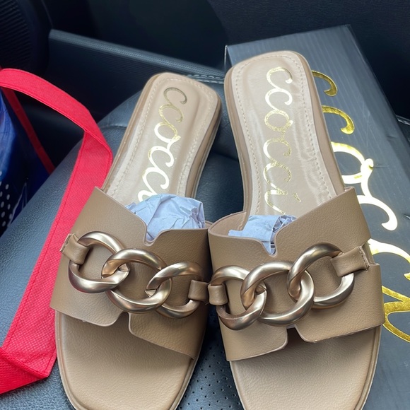 NWT gorgeous slides with buckle - Picture 3 of 5